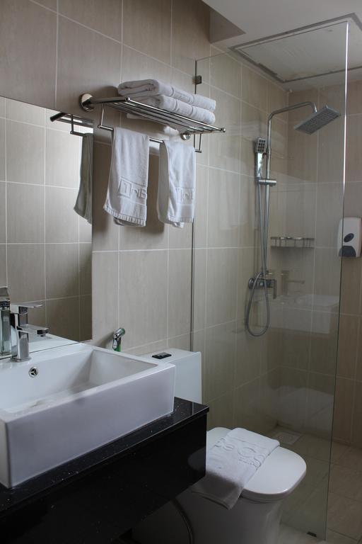 Tribeca Suites Kuching Buitenkant foto