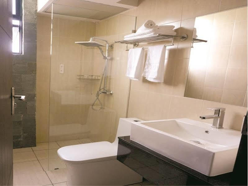 Tribeca Suites Kuching Buitenkant foto