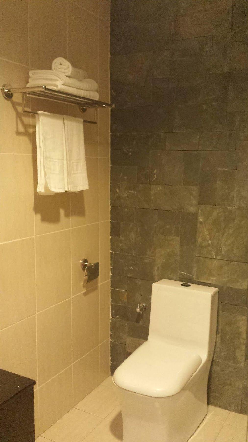Tribeca Suites Kuching Buitenkant foto