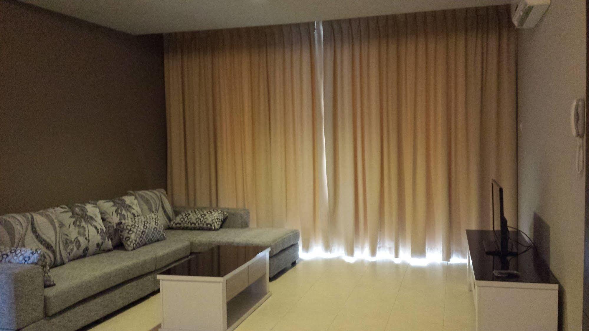 Tribeca Suites Kuching Buitenkant foto